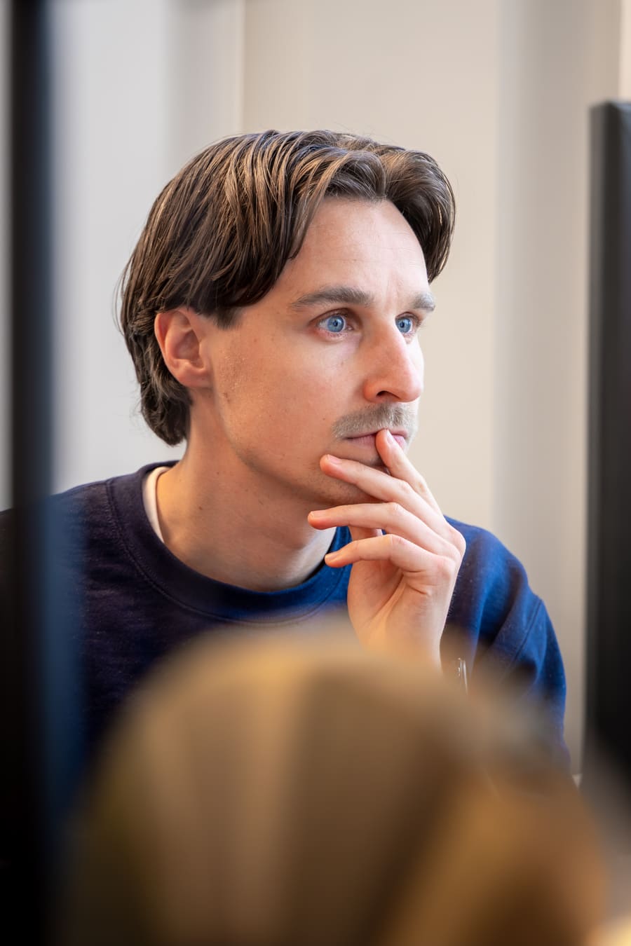 Datastudent geconcentreerd achter een beeldscherm