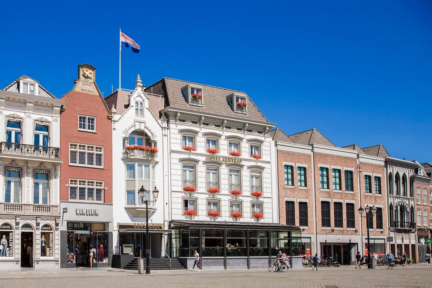 De gevel van Hotel Central aan de Markt in Den Bosch