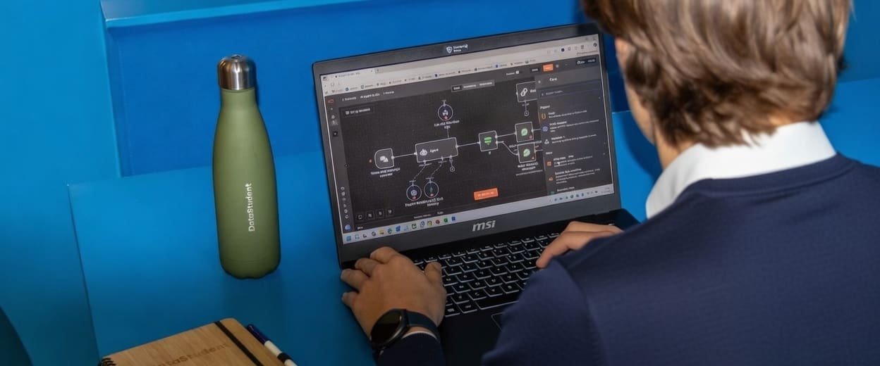 Datastudent werkt aan een dataflow op een laptop, tegen een blauwe achtergrond