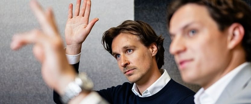 Twee collega's in gesprek tijdens een sessie op kantoor bij New Data